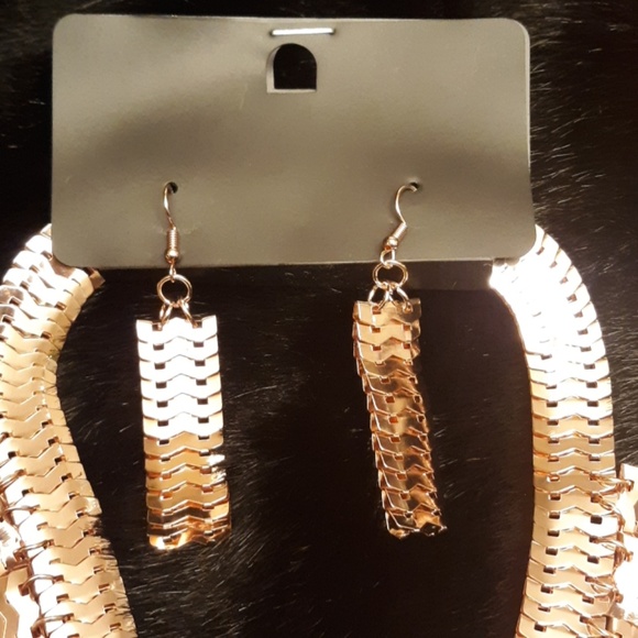 (NWT) ROSE GOLD MEDUSA NECKLACE SET - Picture 3 of 3